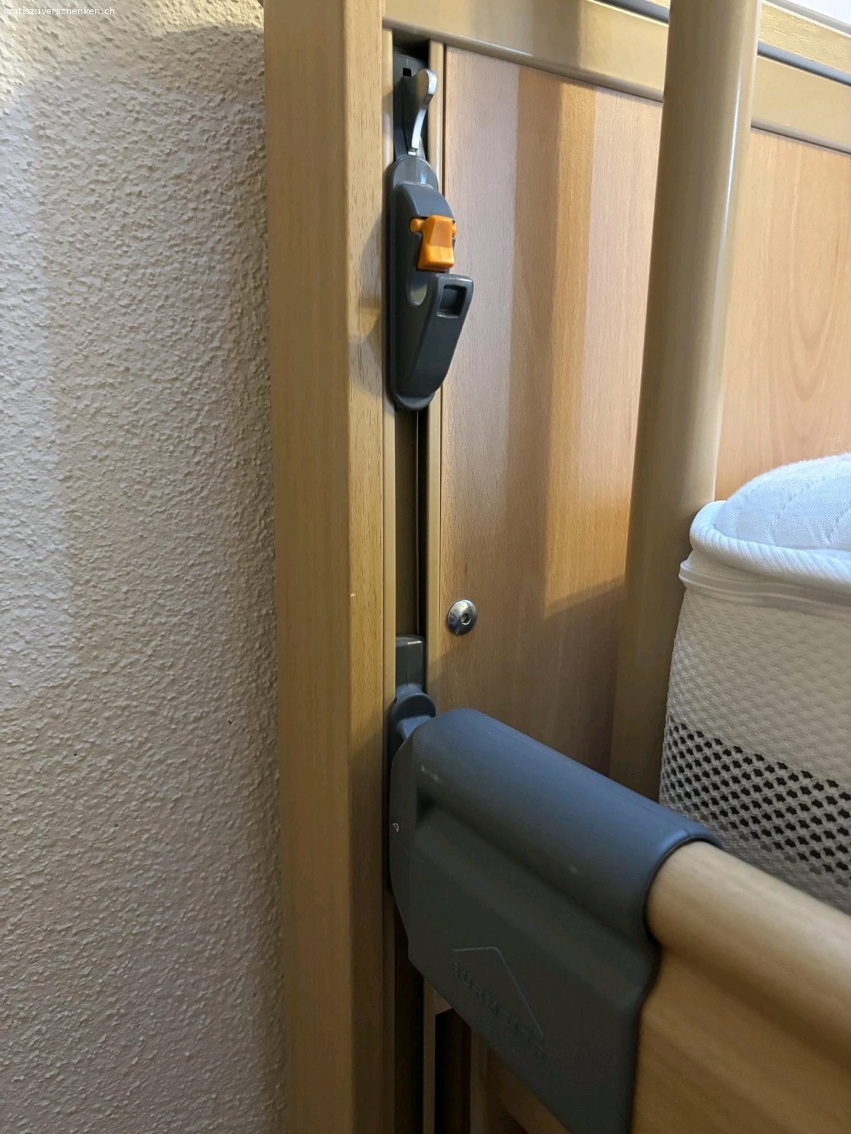 Pflegebett. Pflegebett Dali (ohne Matraze) mit Holzhaube und Kabelhandschalter. Neu gekauft 2022, sehr guter Zustand. Kann für Transport zerlegt werden. Abolung in Bülach