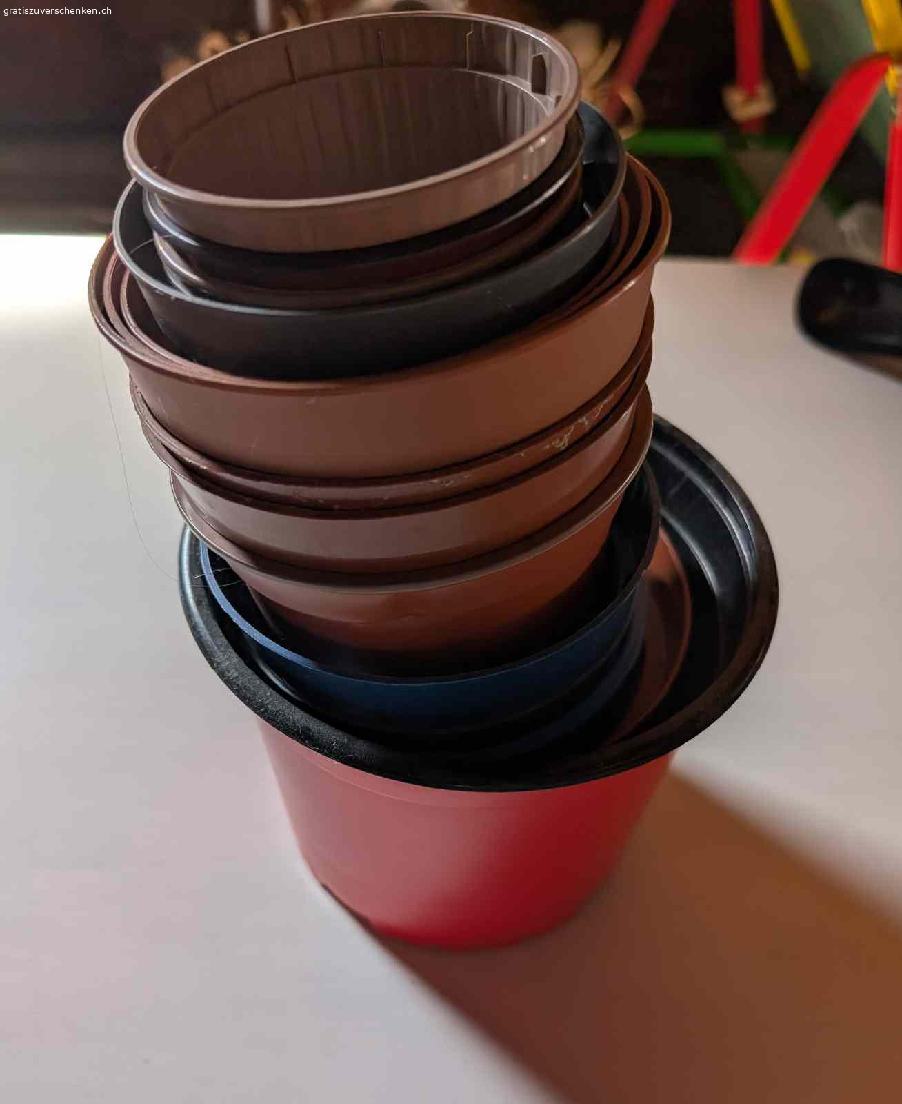 Plastic-Pflanzentöpfe. Aussatzeit! Wir haben viel zu viele Plastik-Töpfe. Wer kann die brauchen? Zentral in Zürich abzuholen, nahe Schaffhauserplatz.