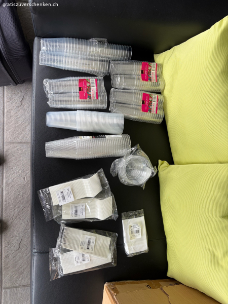 Plastikbecher, -Tassen, -Besteck