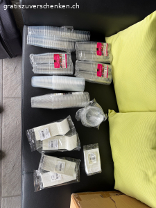 Plastikbecher, -Tassen, -Besteck