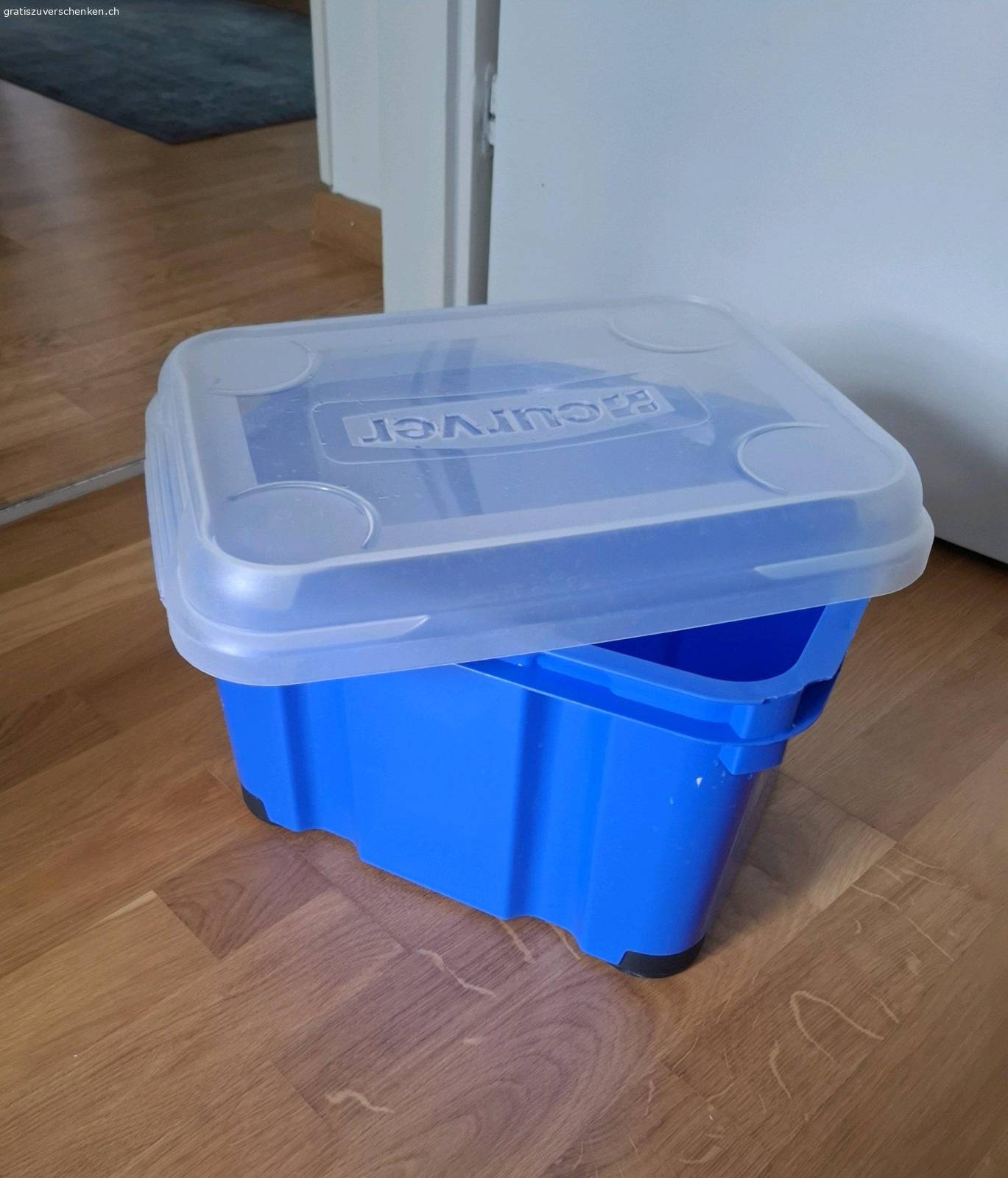 Plastikbox. Plastikbox mit den Massen 
H 22cm L 35cm
kleiner Schaden an einer Ecke.

Zum Abholen!