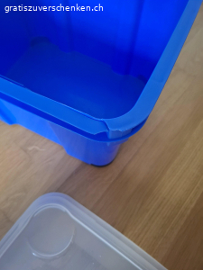 Plastikbox. Plastikbox mit den Massen 
H 22cm L 35cm
kleiner Schaden an einer Ecke.

Zum Abholen!