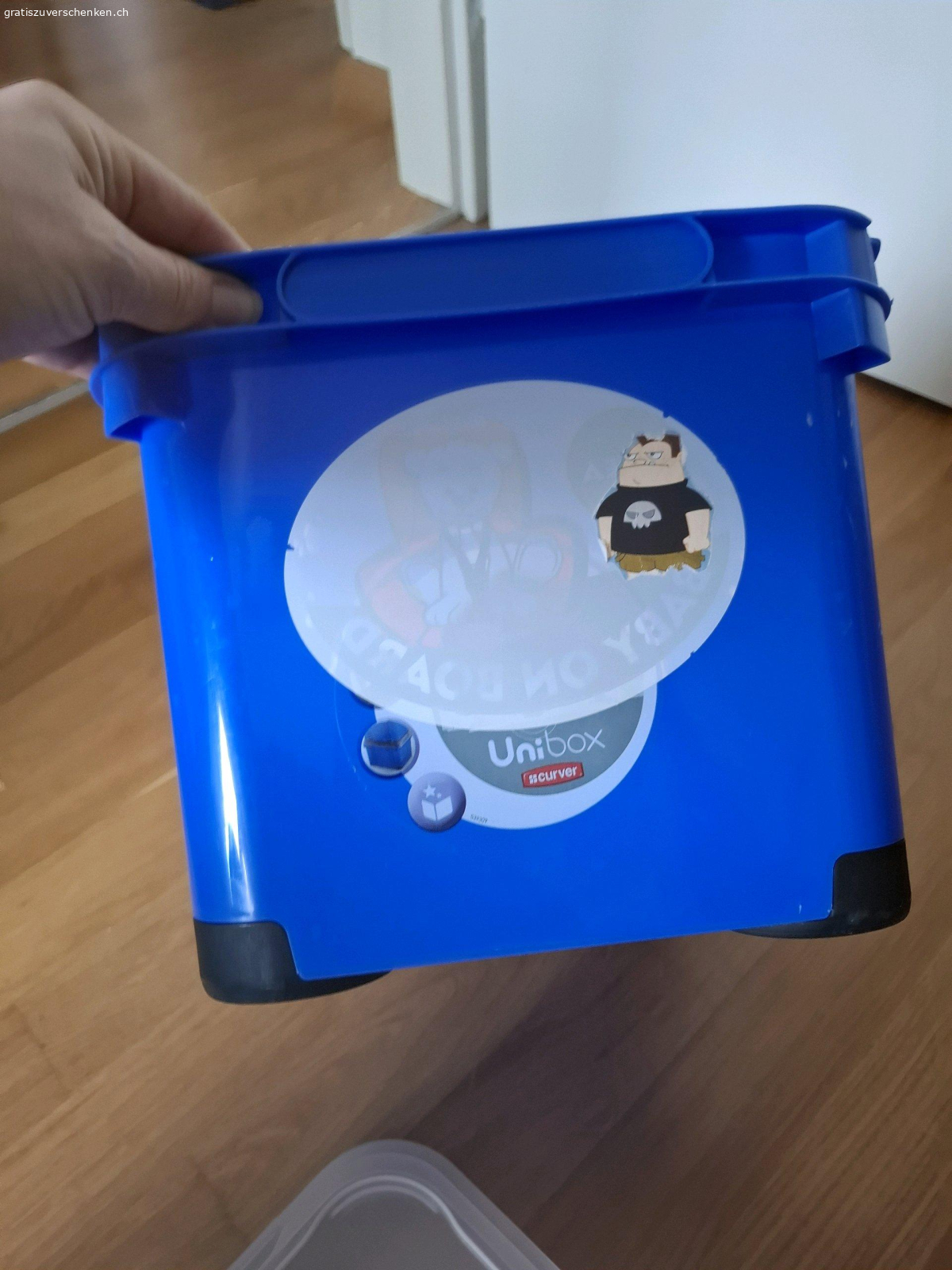 Plastikbox. Plastikbox mit den Massen 
H 22cm L 35cm
kleiner Schaden an einer Ecke.

Zum Abholen!
