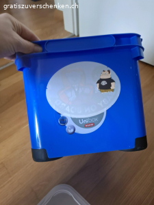 Plastikbox. Plastikbox mit den Massen 
H 22cm L 35cm
kleiner Schaden an einer Ecke.

Zum Abholen!