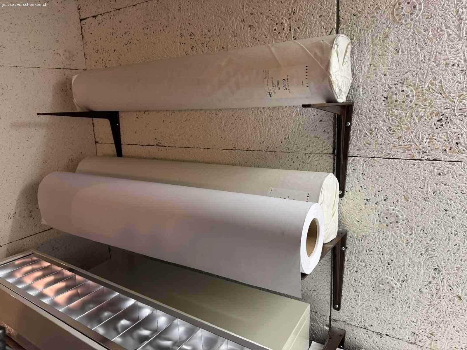 Plotter OCE TDS 400 und Schneidemaschine elektrisch. Plotter OCE TDS 400 für Pläne bis Format A0. Schwarz-Weiss drucken. Masse des Plotters B134 x T85 x H125cm. Es hat eine grössere Anzahl an Papierrollen dabei. Dazu eine Papierschneidemaschine, elektrisch, der Marke MULTITEC.
Plotter und Schneidemaschine funktionieren einwandfrei.
Der Plotter mit den Papierrollen und die Schneidemaschine sind gratis, müssen aber abgeholt werden.