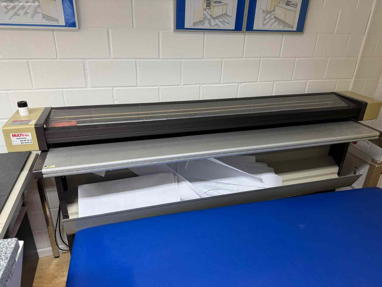 Plotter OCE TDS 400 und Schneidemaschine elektrisch. Plotter OCE TDS 400 für Pläne bis Format A0. Schwarz-Weiss drucken. Masse des Plotters B134 x T85 x H125cm. Es hat eine grössere Anzahl an Papierrollen dabei. Dazu eine Papierschneidemaschine, elektrisch, der Marke MULTITEC.
Plotter und Schneidemaschine funktionieren einwandfrei.
Der Plotter mit den Papierrollen und die Schneidemaschine sind gratis, müssen aber abgeholt werden.