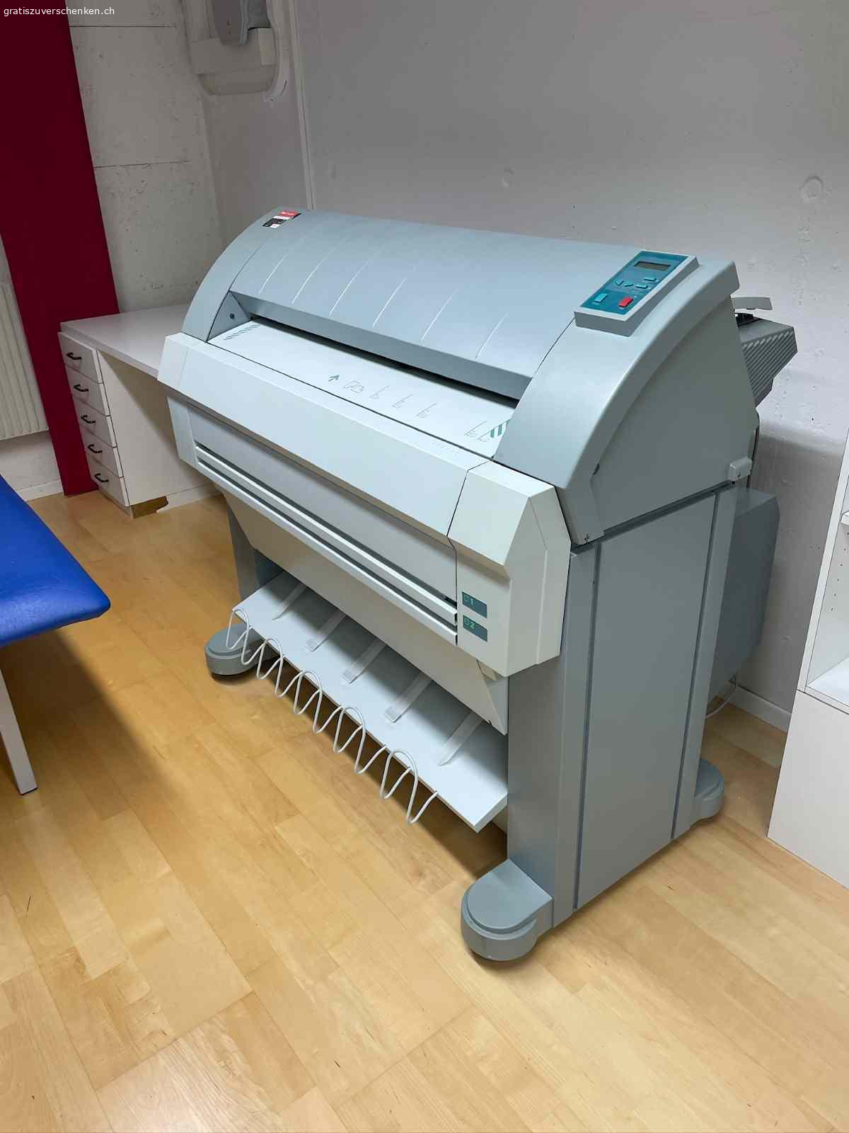 Plotter OCE TDS 400 und Schneidemaschine elektrisch. Plotter OCE TDS 400 für Pläne bis Format A0. Schwarz-Weiss drucken. Masse des Plotters B134 x T85 x H125cm. Es hat eine grössere Anzahl an Papierrollen dabei. Dazu eine Papierschneidemaschine, elektrisch, der Marke MULTITEC.
Plotter und Schneidemaschine funktionieren einwandfrei.
Der Plotter mit den Papierrollen und die Schneidemaschine sind gratis, müssen aber abgeholt werden.