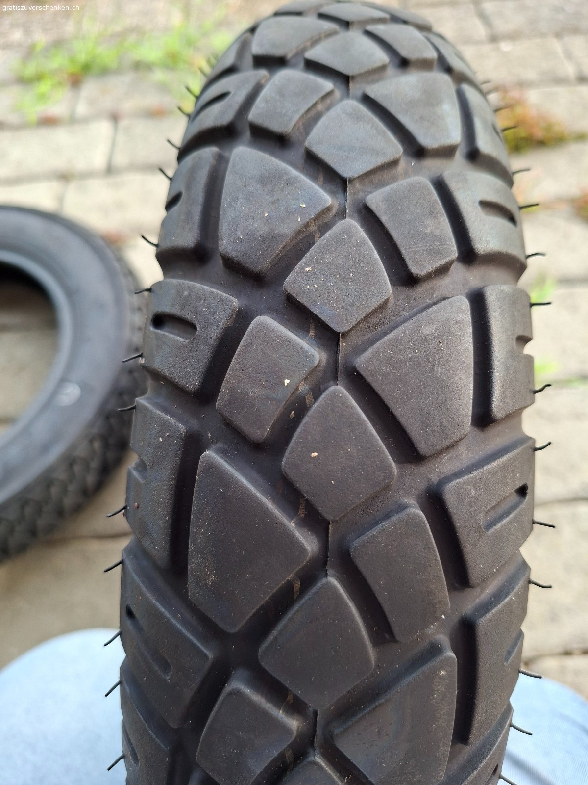 Pneu für Roller zu verschenken.. Verschenke neuwertige Rollerpneu. Im Bild sind alle Angaben, damit sie passen. 
Muss abgeholt werden.