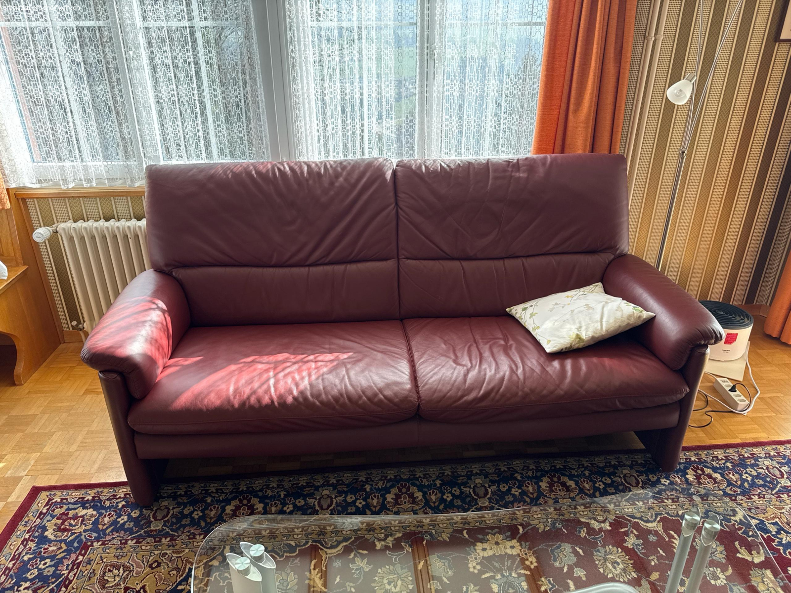 Polstergruppe mit Salontisch. Polstergruppe Echt Leder mit Salontisch in Glas. sehr gepflegt