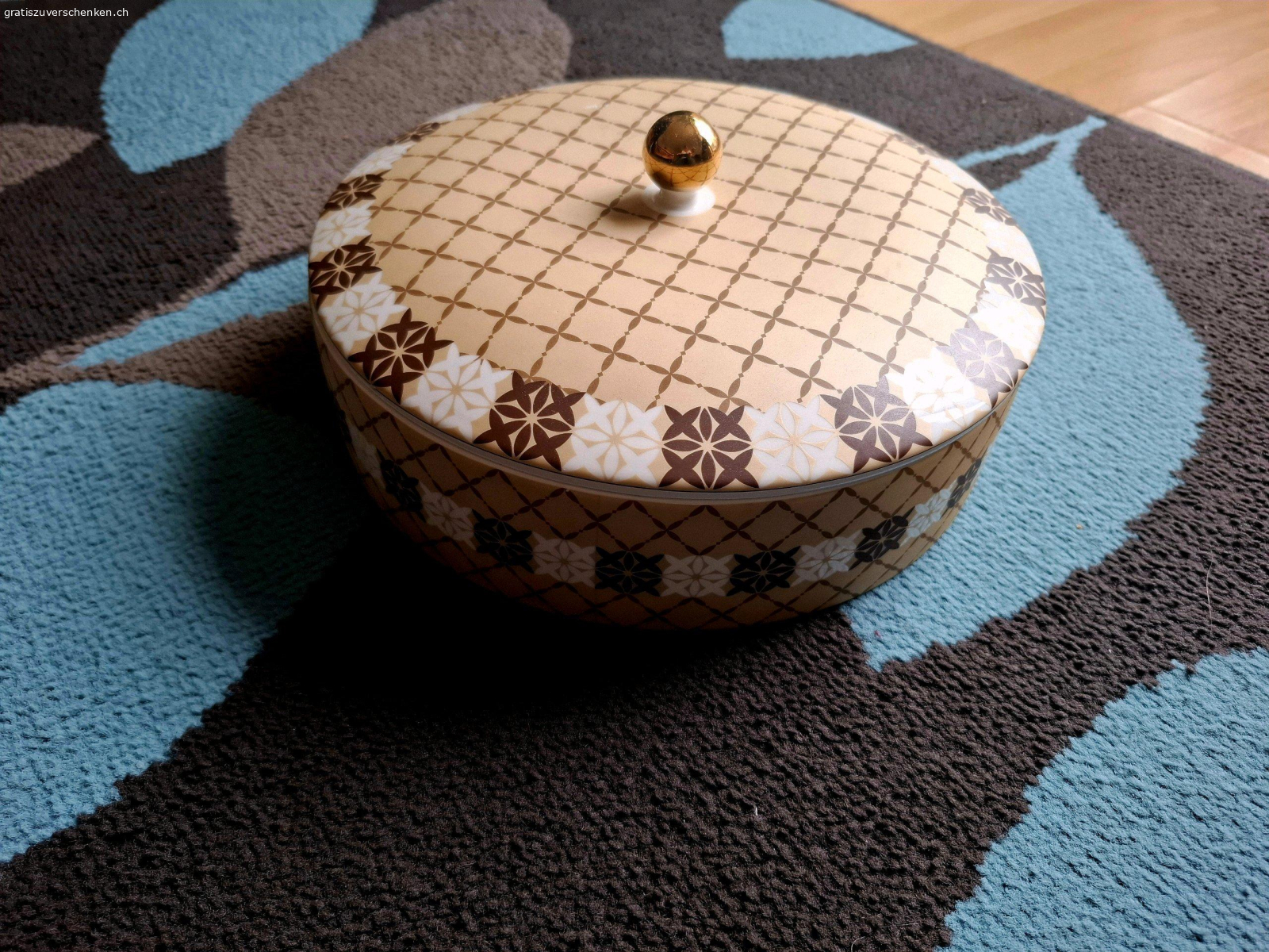 Porzellandose. Wegen nicht gebrauch zu verschenken. 
Sehr guter Zustand  

Nur Abholung!!!!