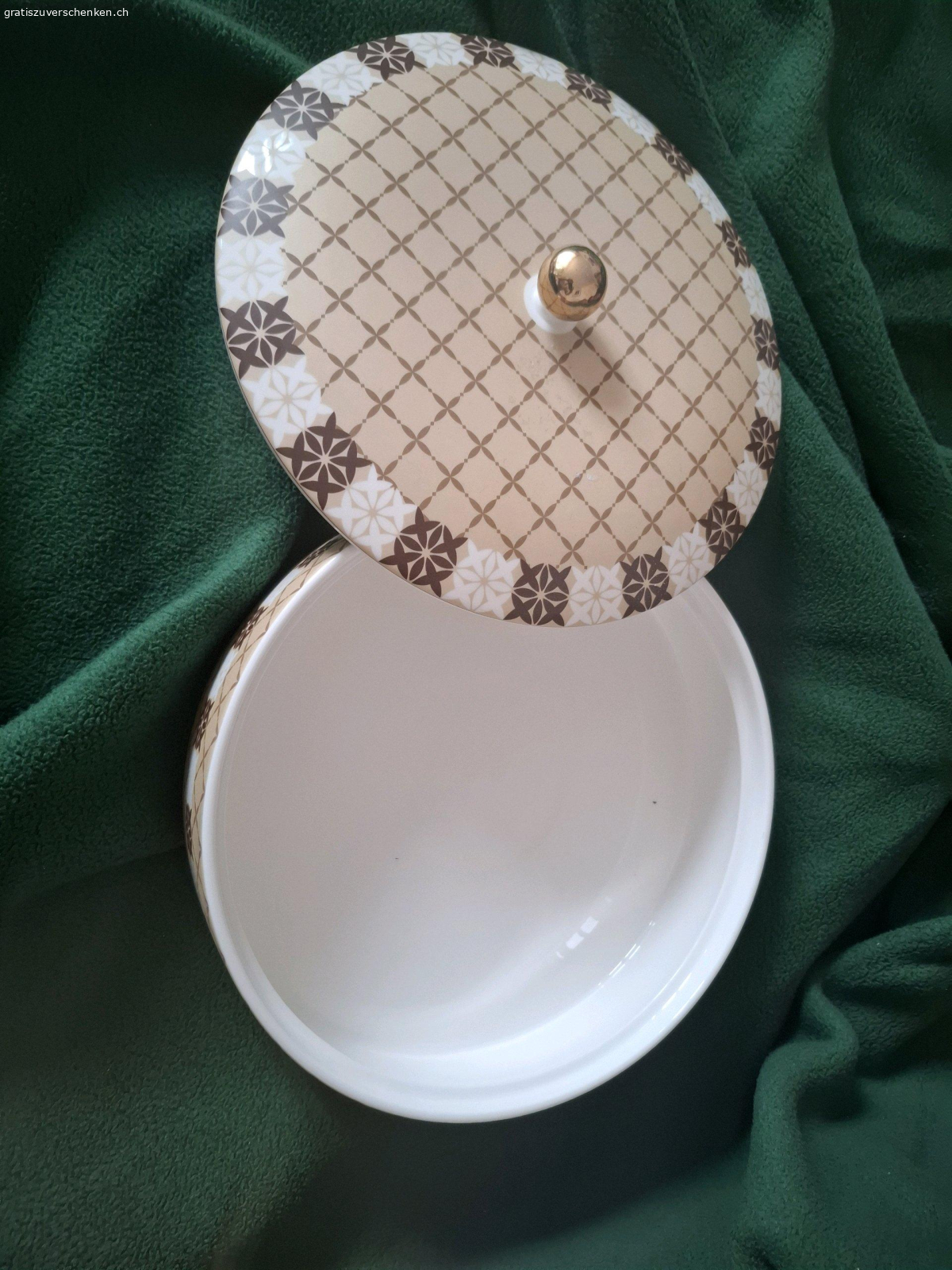 Porzellandose. Wegen nicht gebrauch zu verschenken. 
Sehr guter Zustand  

Nur Abholung!!!!