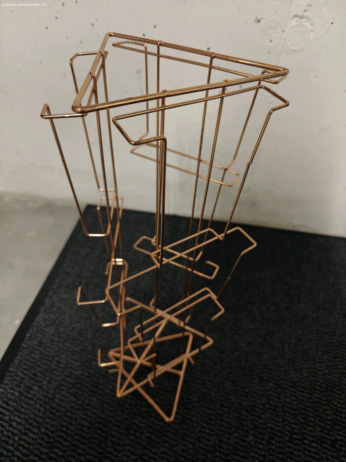 Postkartenhalter. Roségoldener, drehbarer Ständer für Karten