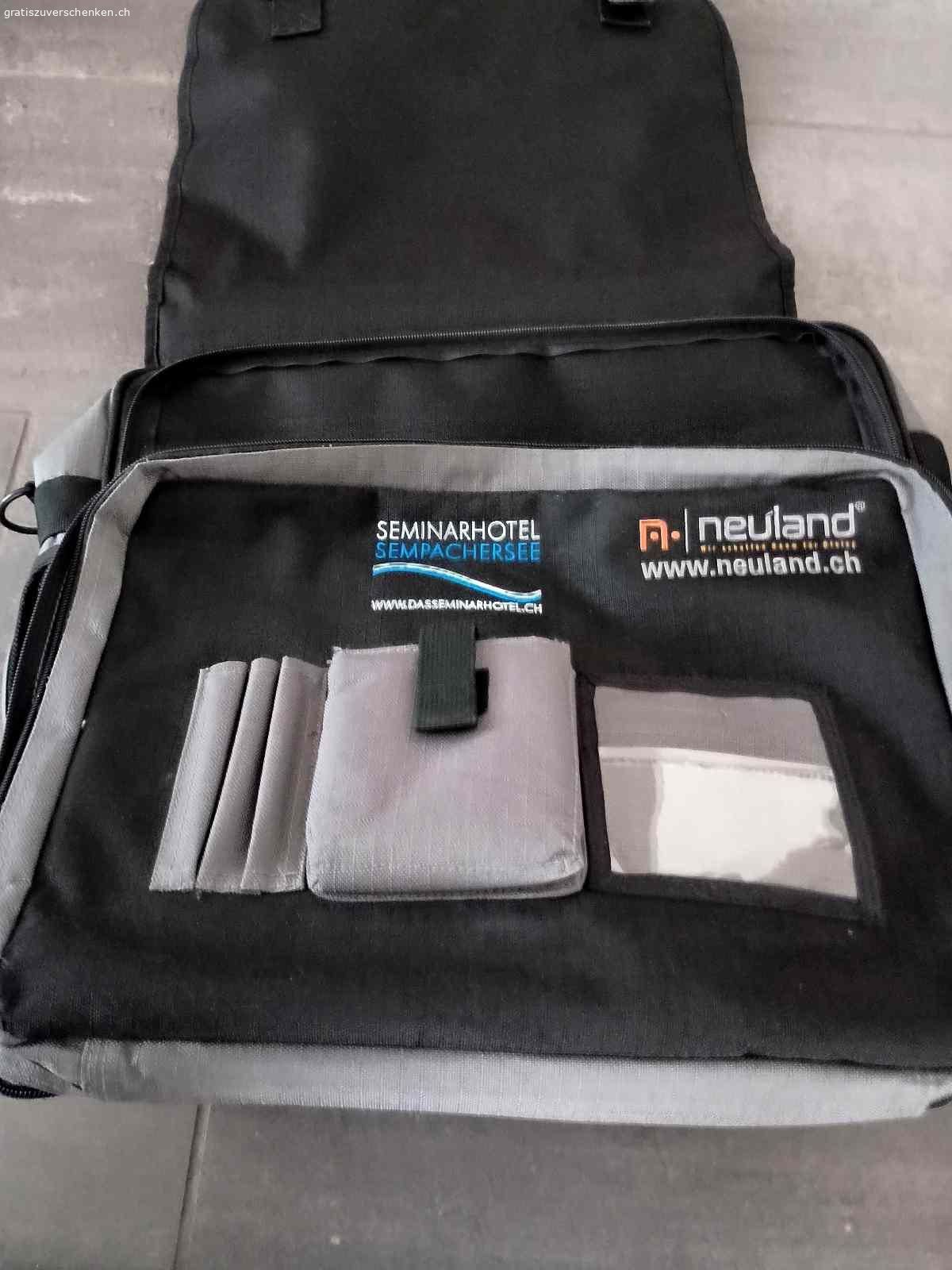 Präsentationstasche. zweiteilig, Fronttasche lässt sich abnehmen. Wird mit Reisverschluss mit Haupttasche verbunden.

46x35x14 cm