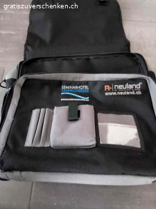 Präsentationstasche. zweiteilig, Fronttasche lässt sich abnehmen. Wird mit Reisverschluss mit Haupttasche verbunden.

46x35x14 cm