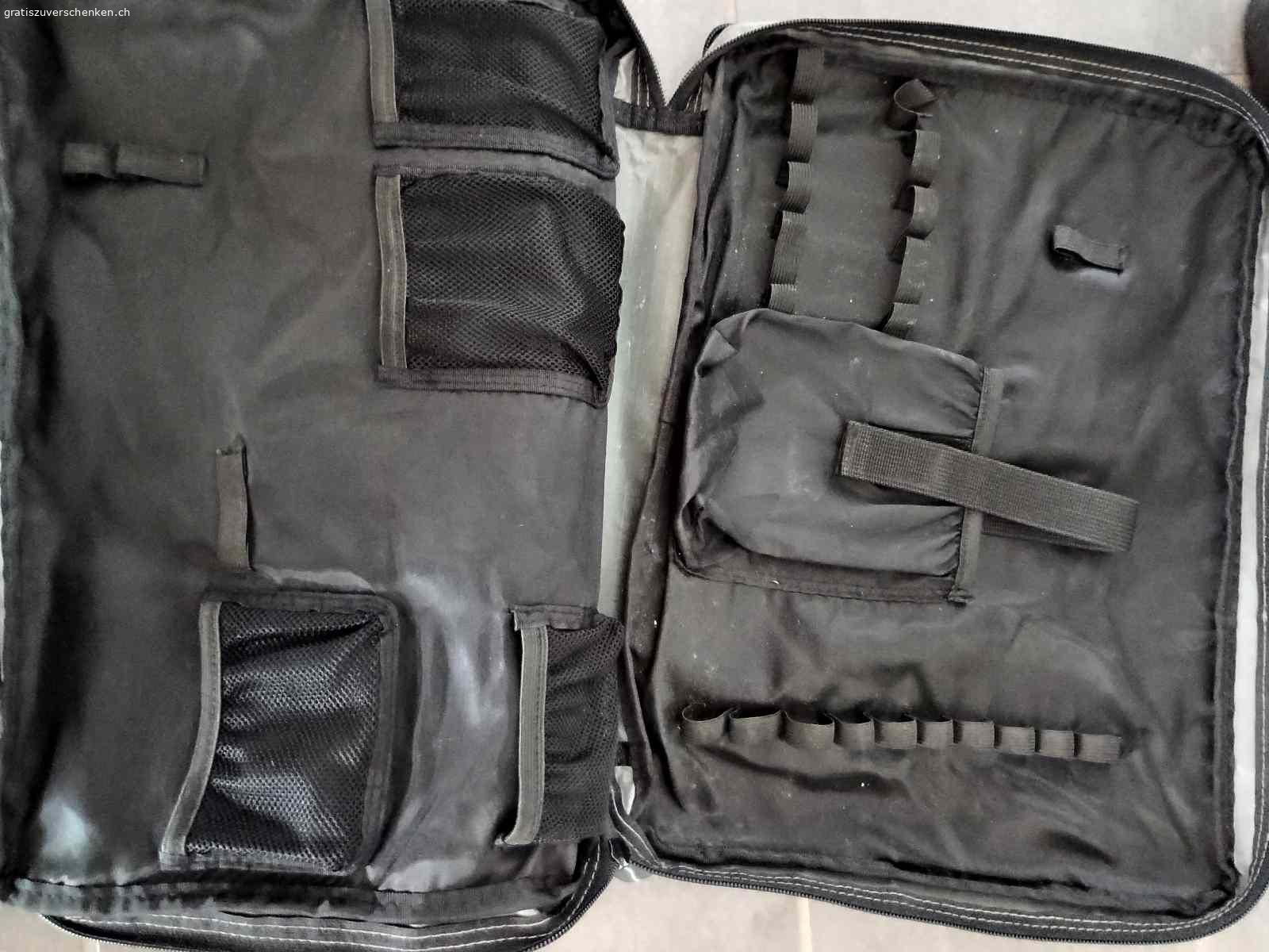 Präsentationstasche. zweiteilig, Fronttasche lässt sich abnehmen. Wird mit Reisverschluss mit Haupttasche verbunden.

46x35x14 cm