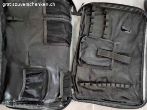 Präsentationstasche. zweiteilig, Fronttasche lässt sich abnehmen. Wird mit Reisverschluss mit Haupttasche verbunden.

46x35x14 cm