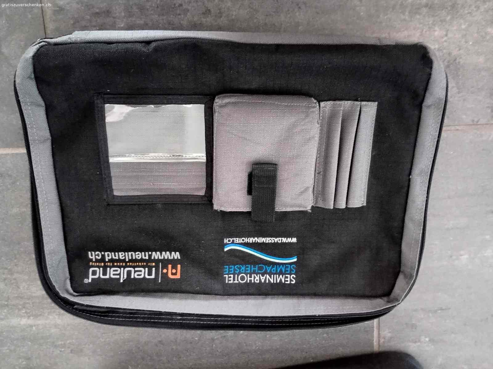 Präsentationstasche. zweiteilig, Fronttasche lässt sich abnehmen. Wird mit Reisverschluss mit Haupttasche verbunden.

46x35x14 cm