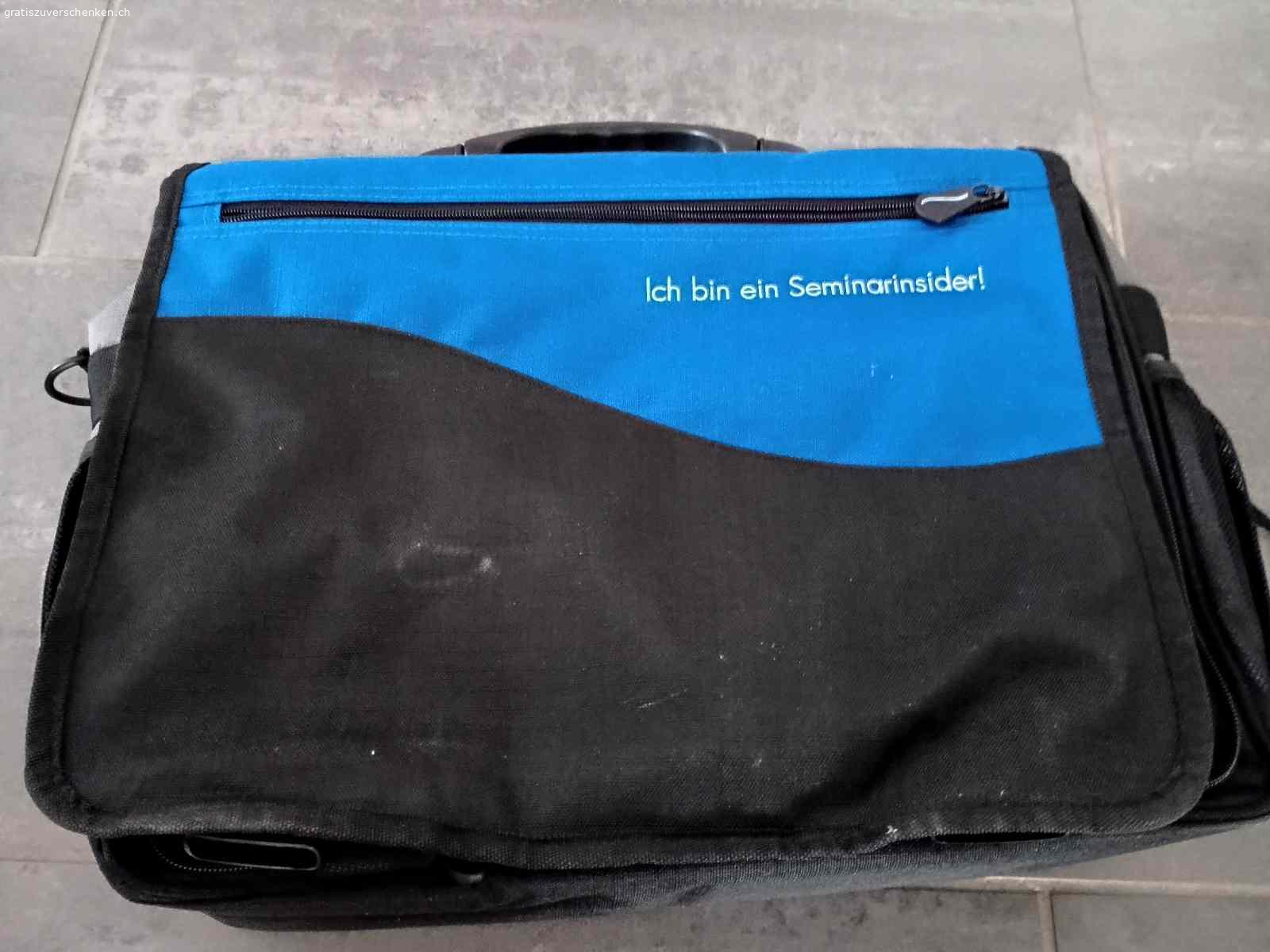 Präsentationstasche. zweiteilig, Fronttasche lässt sich abnehmen. Wird mit Reisverschluss mit Haupttasche verbunden.

46x35x14 cm