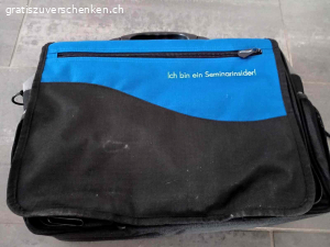 Präsentationstasche. zweiteilig, Fronttasche lässt sich abnehmen. Wird mit Reisverschluss mit Haupttasche verbunden.

46x35x14 cm