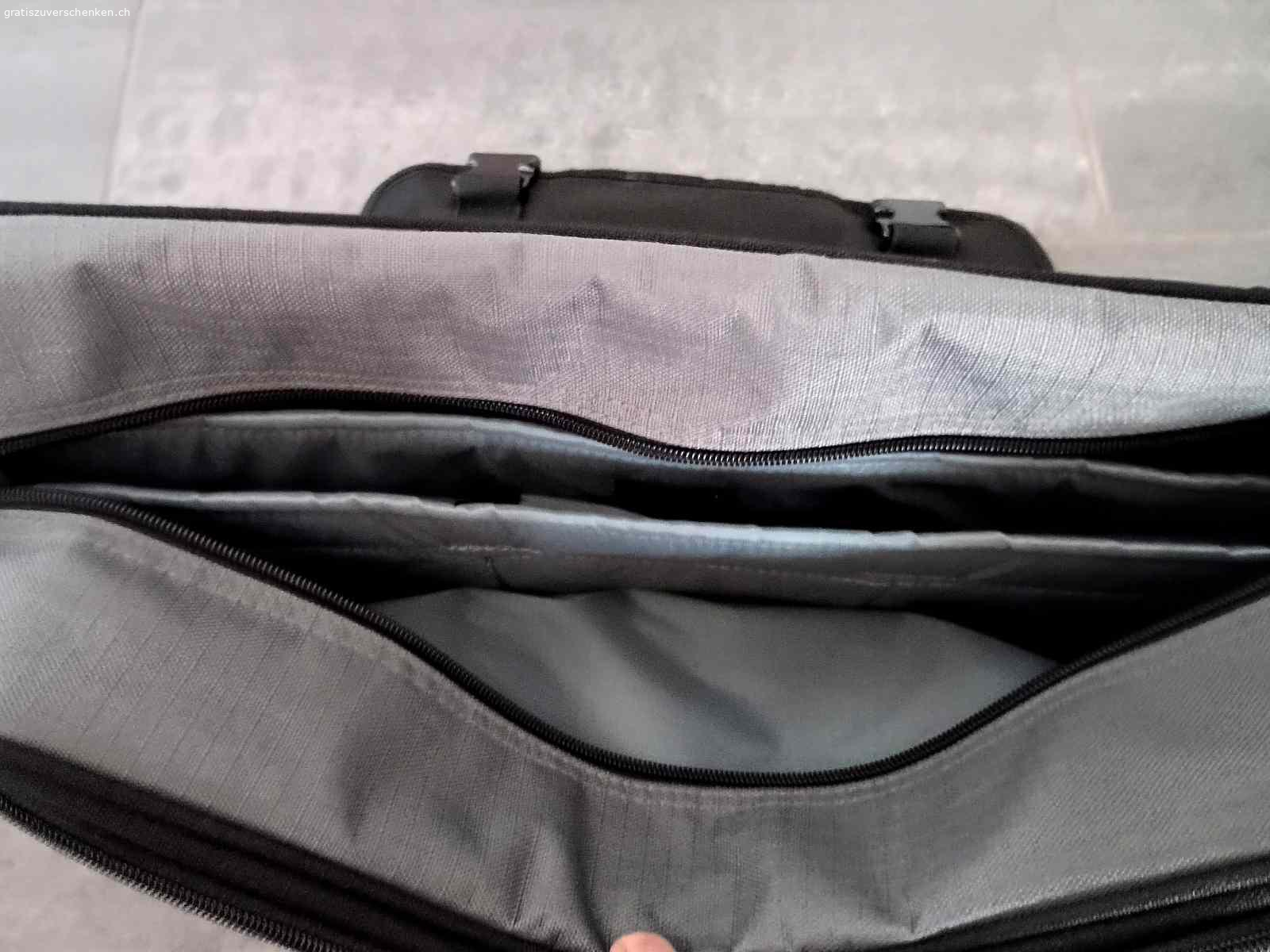 Präsentationstasche. zweiteilig, Fronttasche lässt sich abnehmen. Wird mit Reisverschluss mit Haupttasche verbunden.

46x35x14 cm