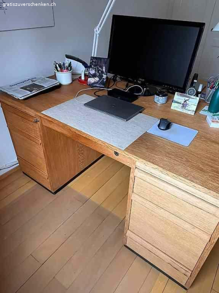 Praktischer Bürotisch