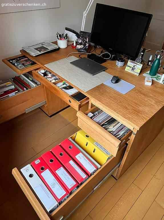 Praktischer Bürotisch. Länge 160cm, Breite 80cm, Höhe: 78cm, bestehend aus 3 Teilen (Tischplatte, 2 Kommoden)praktisch für den Transport
Die beiden Kommoden lassen sich abschliessen. Die Schubladen sind äusserst geräumig (auch Ordner haben Platz) und lassen sich noch unterteilen.
