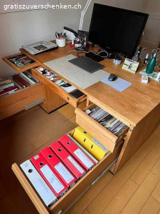 Praktischer Bürotisch. Länge 160cm, Breite 80cm, Höhe: 78cm, bestehend aus 3 Teilen (Tischplatte, 2 Kommoden)praktisch für den Transport
Die beiden Kommoden lassen sich abschliessen. Die Schubladen sind äusserst geräumig (auch Ordner haben Platz) und lassen sich noch unterteilen.
