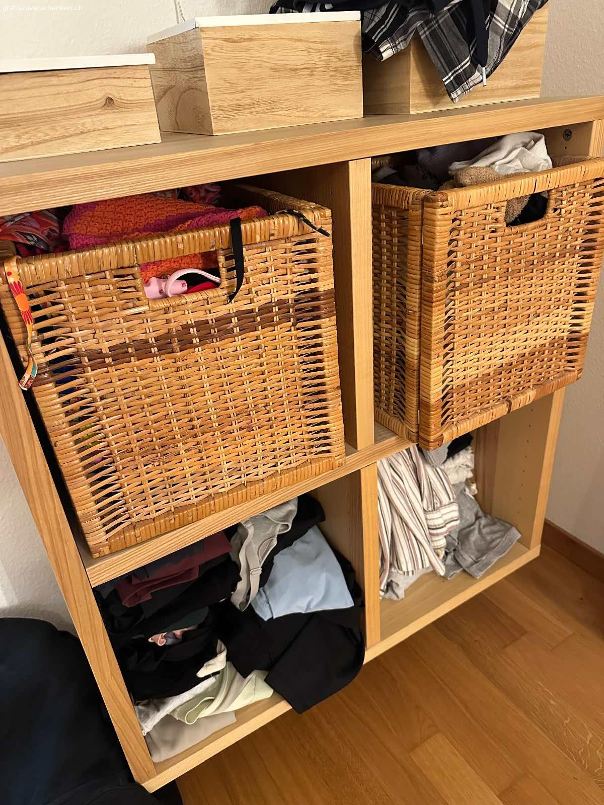 Praktisches Regal mit Körben. Massives Holzregal in Naturholz-Optik, ideal zur Aufbewahrung von Kleidung, Accessoires oder Haushaltsgegenständen.
6 Fächer, inkl. 3 passender Rattan-Körbe (2 separate Möbel) 
Breite: 40 cm
Höhe: 80 cm 
Tiefe: 40 cm
Stabil und gepflegt, leichte Gebrauchsspuren
Aus tierfreiem & rauchfreiem Haushalt

Abholung in Zürich Altstetten, nur Selbstabholung.