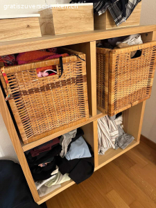 Praktisches Regal mit Körben. Massives Holzregal in Naturholz-Optik, ideal zur Aufbewahrung von Kleidung, Accessoires oder Haushaltsgegenständen.
6 Fächer, inkl. 3 passender Rattan-Körbe (2 separate Möbel) 
Breite: 40 cm
Höhe: 80 cm 
Tiefe: 40 cm
Stabil und gepflegt, leichte Gebrauchsspuren
Aus tierfreiem & rauchfreiem Haushalt

Abholung in Zürich Altstetten, nur Selbstabholung.