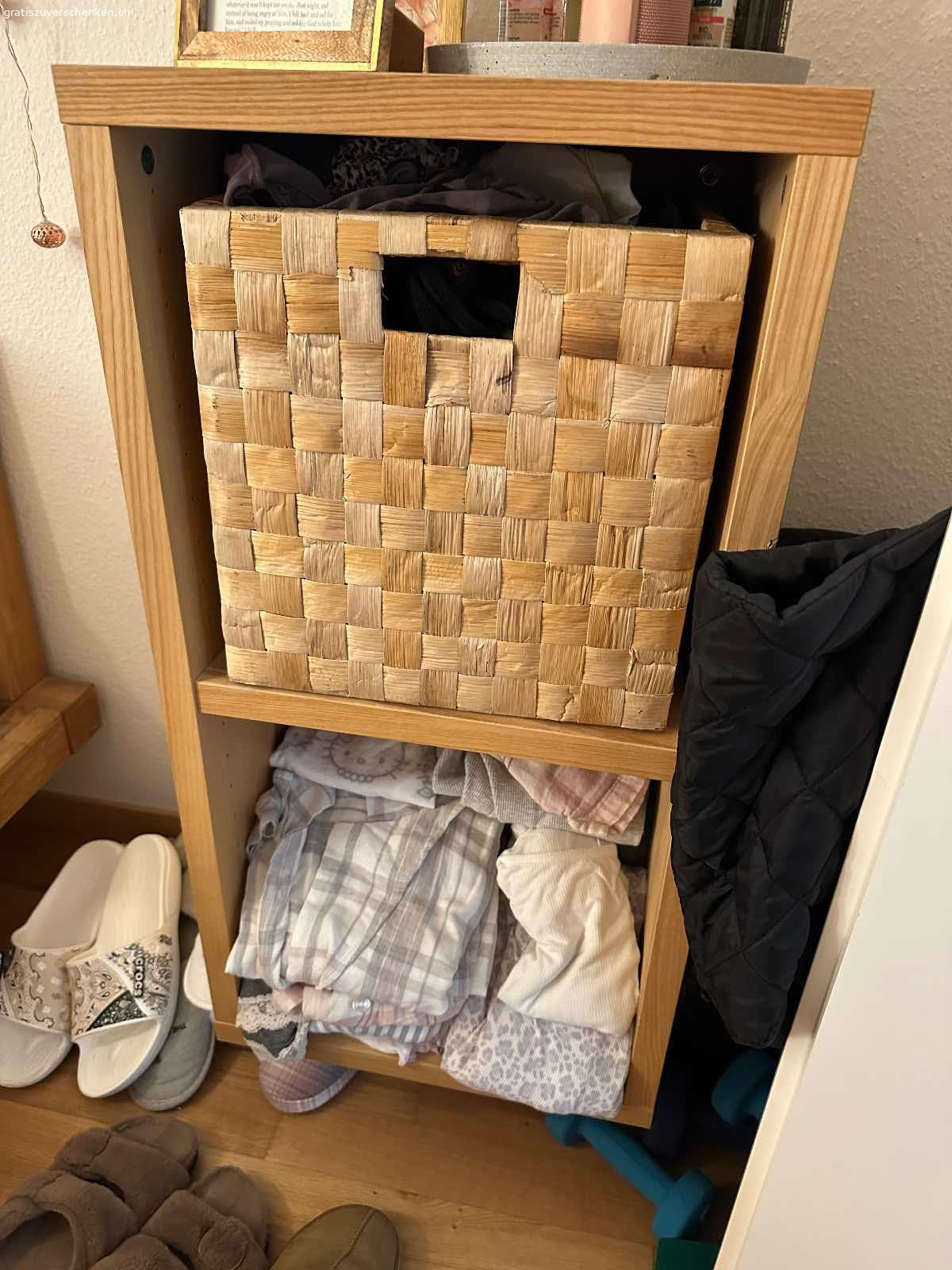 Praktisches Regal mit Körben. Massives Holzregal in Naturholz-Optik, ideal zur Aufbewahrung von Kleidung, Accessoires oder Haushaltsgegenständen.
6 Fächer, inkl. 3 passender Rattan-Körbe (2 separate Möbel) 
Breite: 40 cm
Höhe: 80 cm 
Tiefe: 40 cm
Stabil und gepflegt, leichte Gebrauchsspuren
Aus tierfreiem & rauchfreiem Haushalt

Abholung in Zürich Altstetten, nur Selbstabholung.