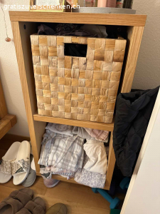 Praktisches Regal mit Körben. Massives Holzregal in Naturholz-Optik, ideal zur Aufbewahrung von Kleidung, Accessoires oder Haushaltsgegenständen.
6 Fächer, inkl. 3 passender Rattan-Körbe (2 separate Möbel) 
Breite: 40 cm
Höhe: 80 cm 
Tiefe: 40 cm
Stabil und gepflegt, leichte Gebrauchsspuren
Aus tierfreiem & rauchfreiem Haushalt

Abholung in Zürich Altstetten, nur Selbstabholung.