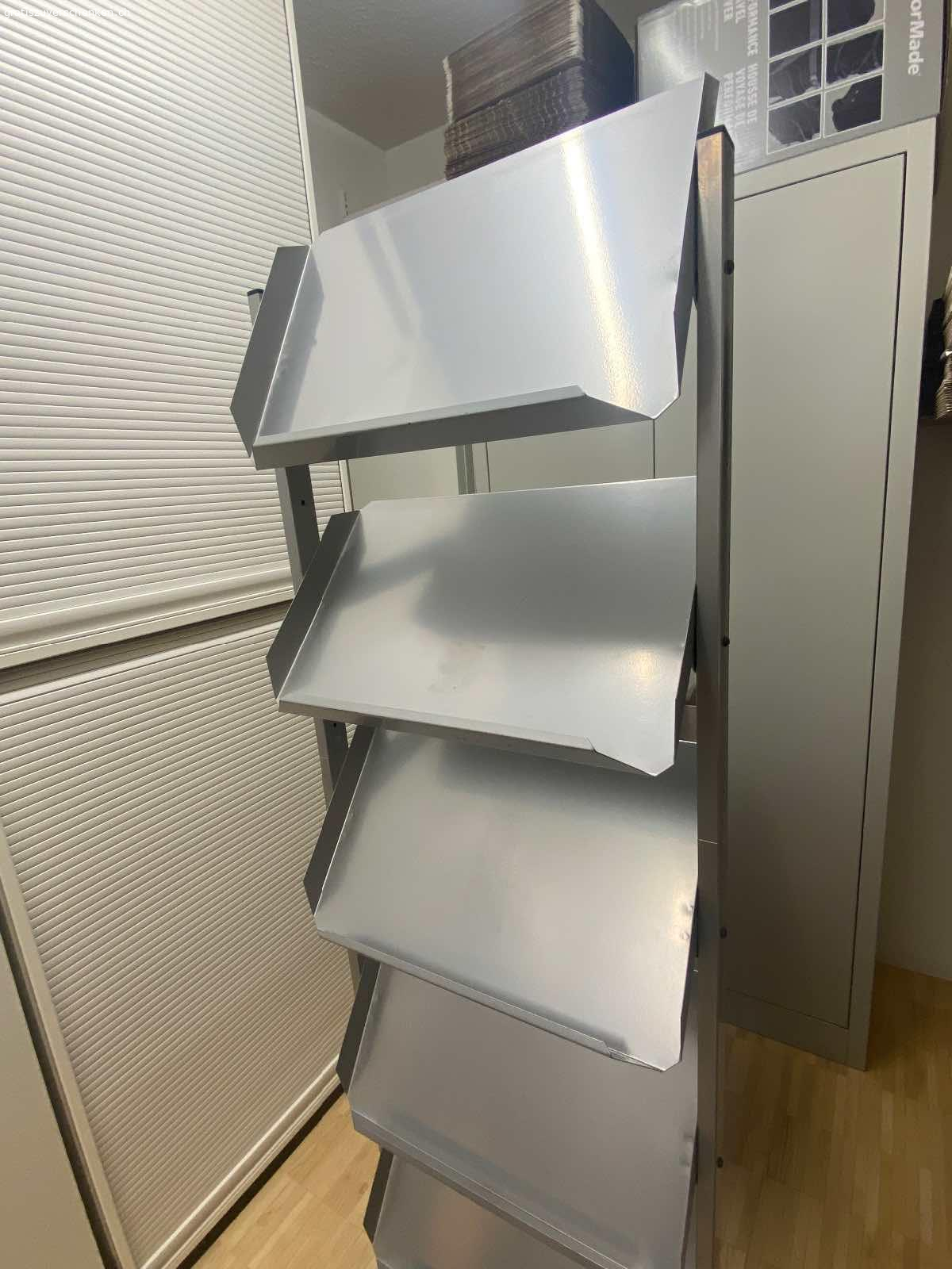 Prospektständer. Prospektständer aus Metall für 10 Kataloge oder Prospekt. Gebraucht, in einem guten Zustand. Nicht auf Rollen.