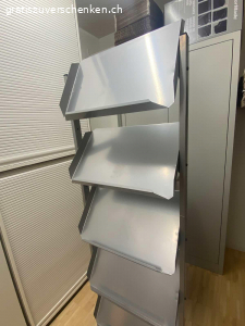 Prospektständer. Prospektständer aus Metall für 10 Kataloge oder Prospekt. Gebraucht, in einem guten Zustand. Nicht auf Rollen.