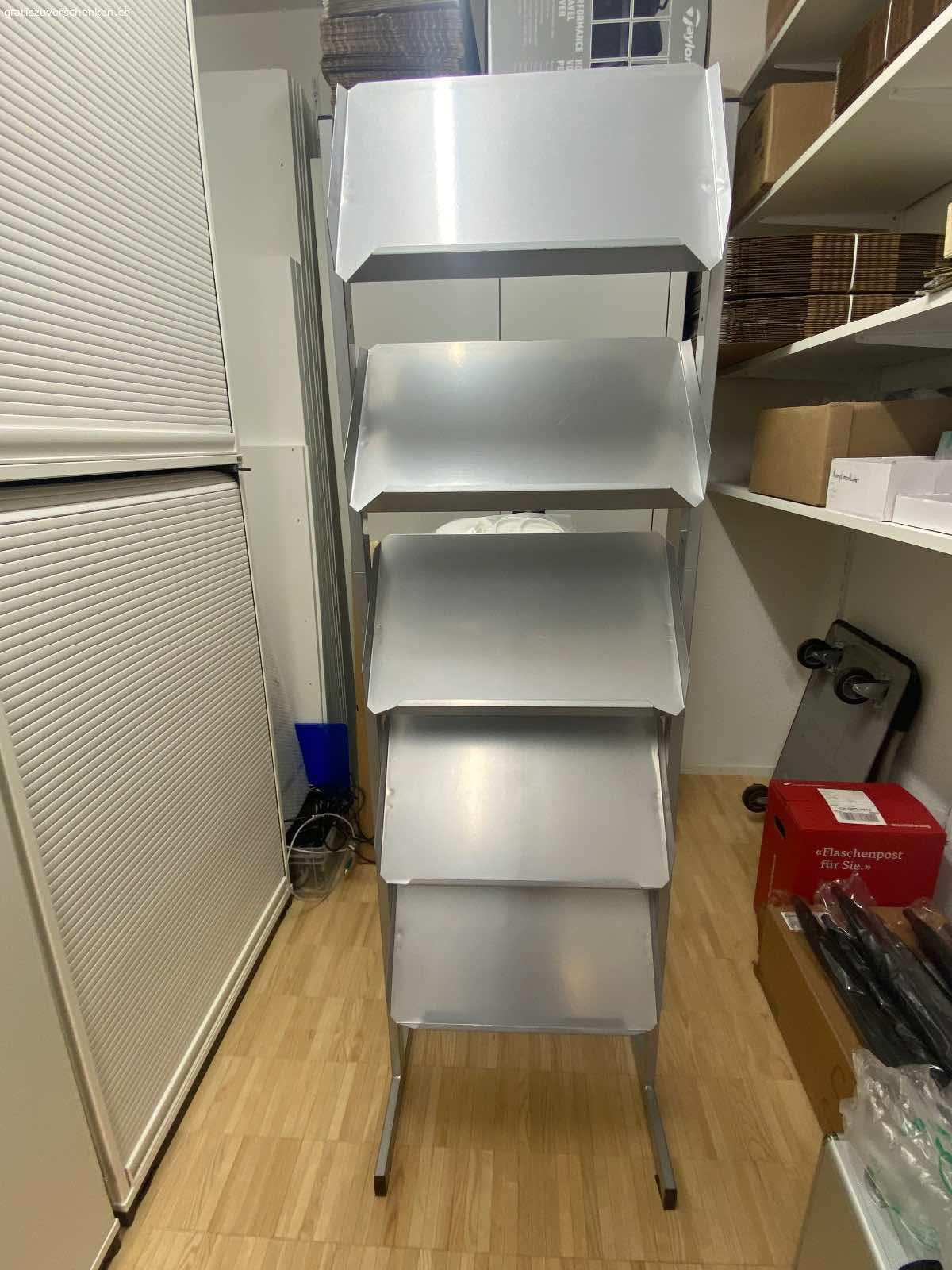 Prospektständer. Prospektständer aus Metall für 10 Kataloge oder Prospekt. Gebraucht, in einem guten Zustand. Nicht auf Rollen.