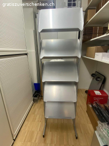 Prospektständer. Prospektständer aus Metall für 10 Kataloge oder Prospekt. Gebraucht, in einem guten Zustand. Nicht auf Rollen.