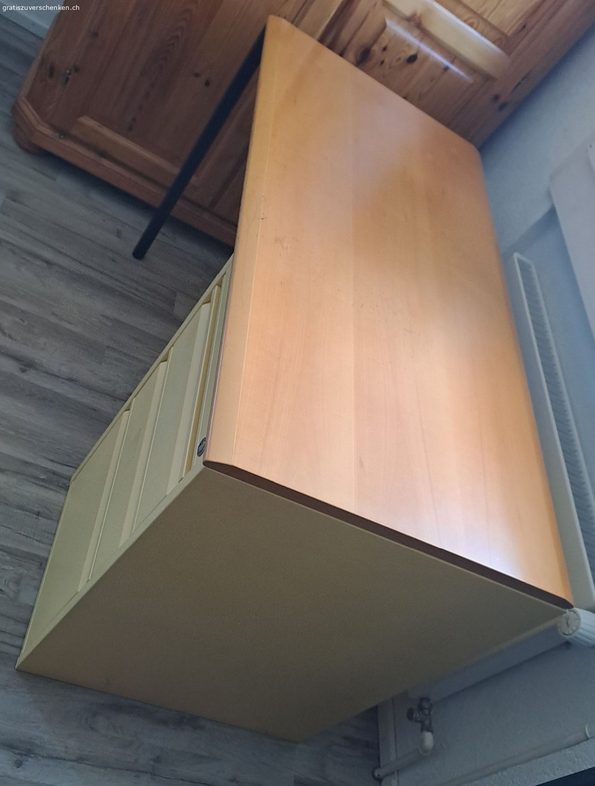Pult / Bürotisch gelb. Masse 120 x 60 x 75cm (L x B x H)
