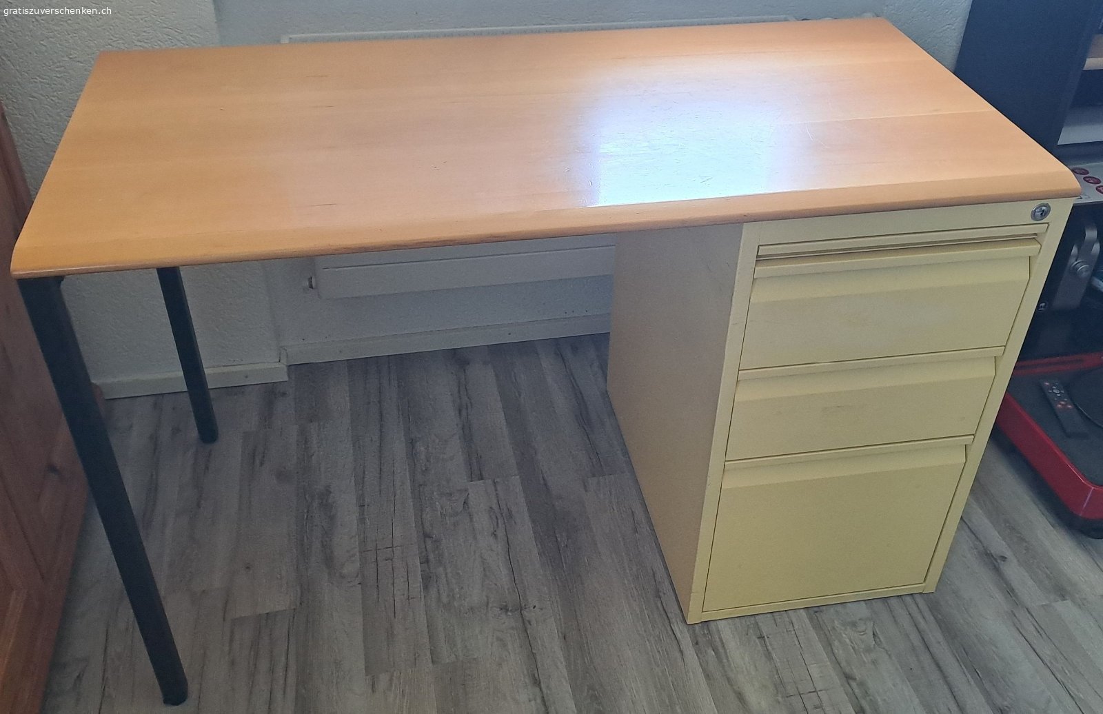 Pult / Bürotisch gelb. Masse 120 x 60 x 75cm (L x B x H)