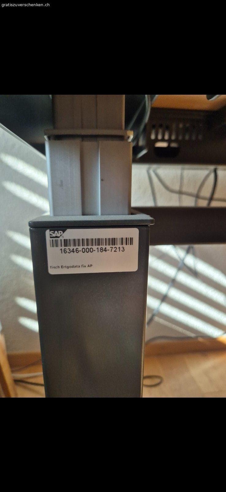 Pult elekrisch höhenverstellbar. Pult, elektrisch höhen- und tiefenverstellbar.
(Ohne Bildschirme und Halterung)

Tischplatte verschiebbar mit Hebel für Kabelmanagement.
Kabel können hinten schön verstaut werden

Grösse: 180cm x 90cm


Muss in 5442 Fislisbach abgeholt werden.