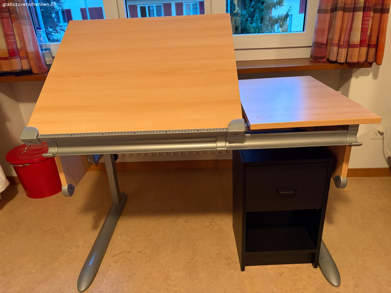 Pult für ein Schulkind mit Korpus