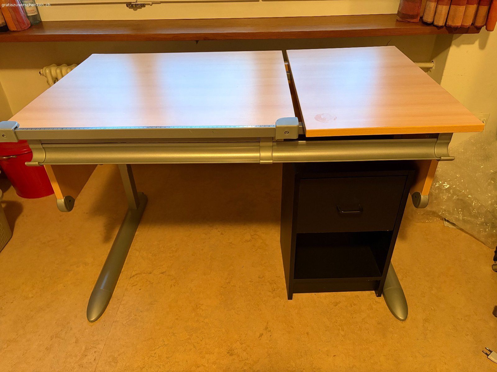 Pult für ein Schulkind mit Korpus. Pult für Schulkind (Marke Migros), guter Zustand:
Höhe verstellbar
Breite: 110 cm
Tiefe: 65 cm

Korpus mit Schublade und Fach, guter Zustand:
Höhe 53.5 cm
Tiefe 30 cm
Breite 33 cm