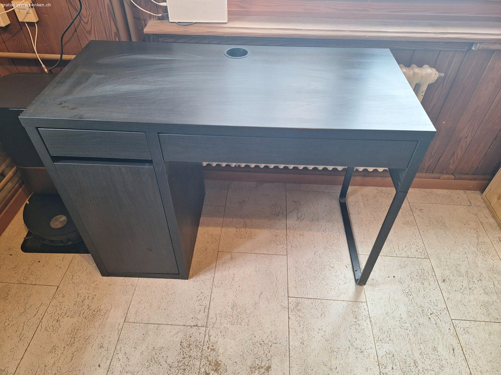 Pult von Ikea. Pult ist in gutem Zustand. abzuholen in Stallikon.