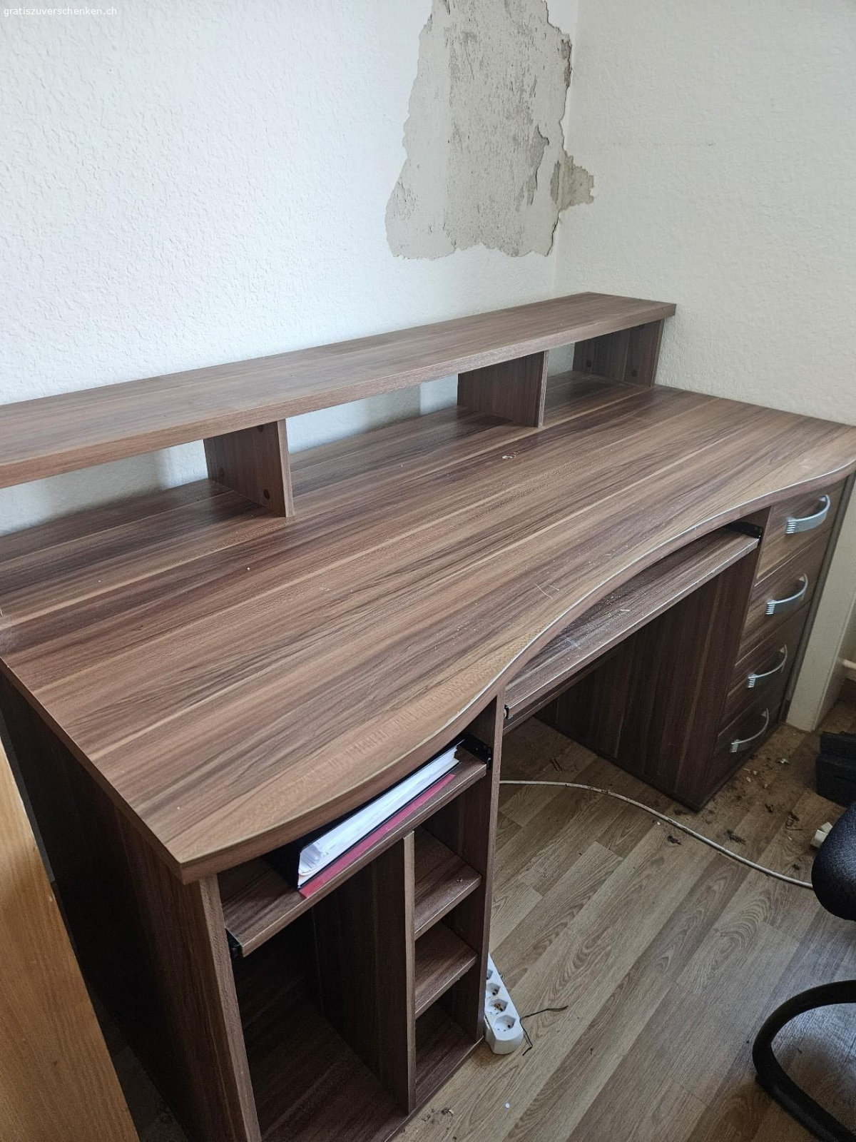 Pult. Nussbaum holz und im guten Zustand