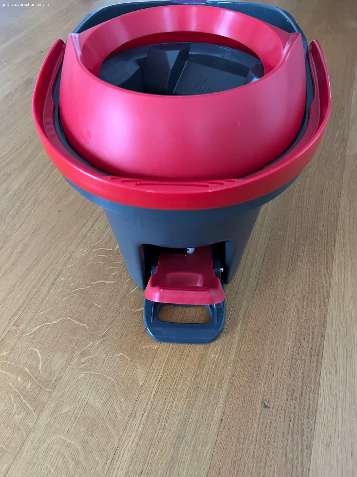 Putzeimer Vileda (neu). Fabrikneuer Vileda Putzeimer - zu verwenden mit einem Flachwischer. Der Eimer ist gäbig, wenn man grosse Flächen putzen möchte.