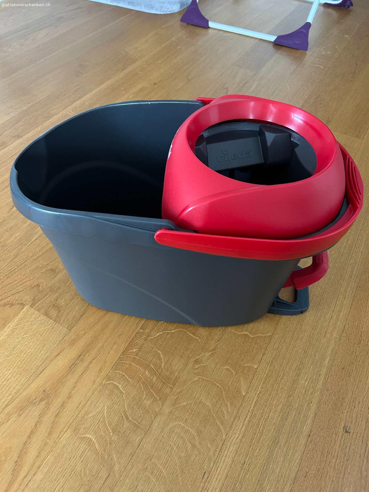 Putzeimer Vileda (neu). Fabrikneuer Vileda Putzeimer - zu verwenden mit einem Flachwischer. Der Eimer ist gäbig, wenn man grosse Flächen putzen möchte.