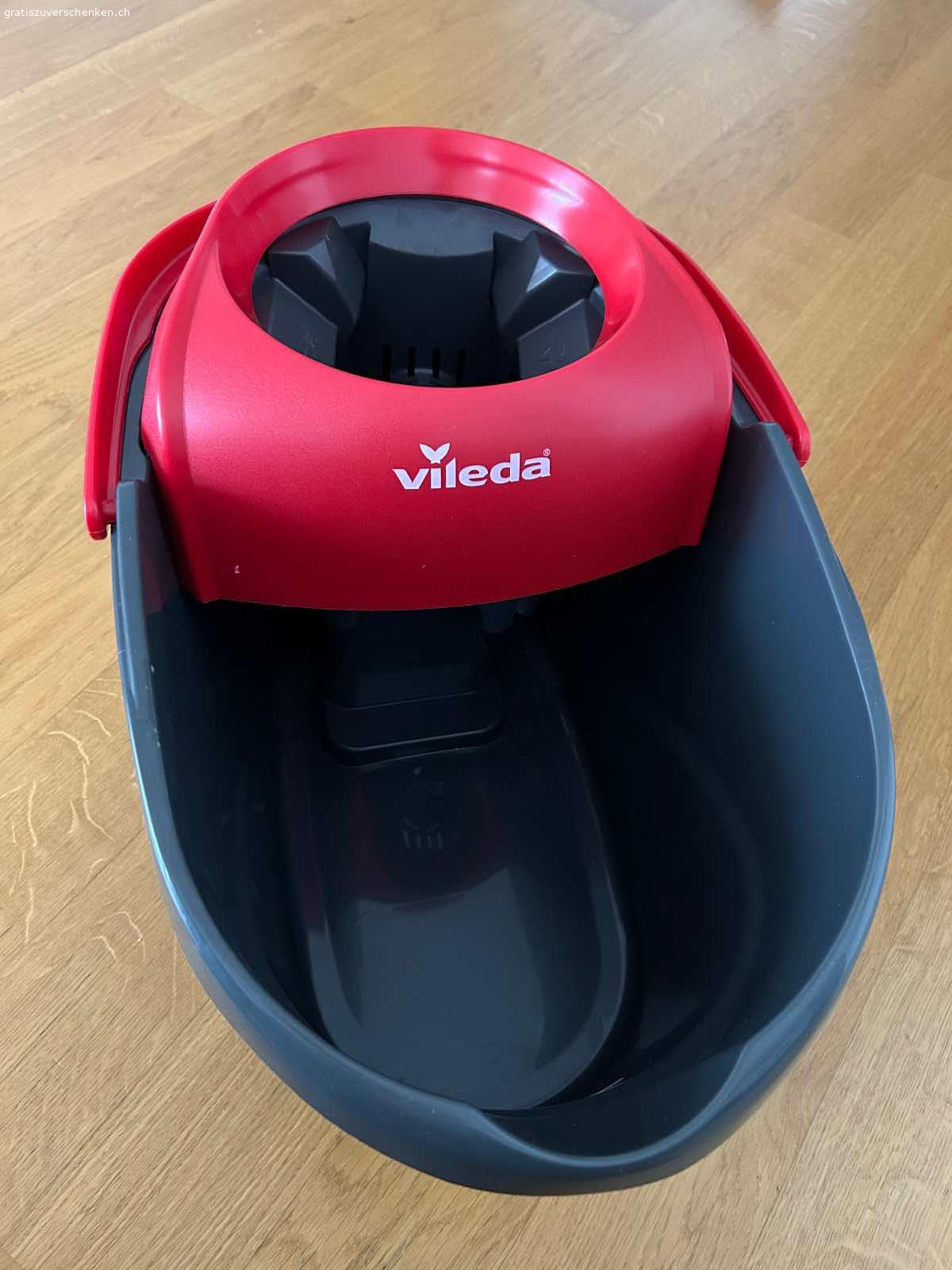 Putzeimer Vileda (neu). Fabrikneuer Vileda Putzeimer - zu verwenden mit einem Flachwischer. Der Eimer ist gäbig, wenn man grosse Flächen putzen möchte.