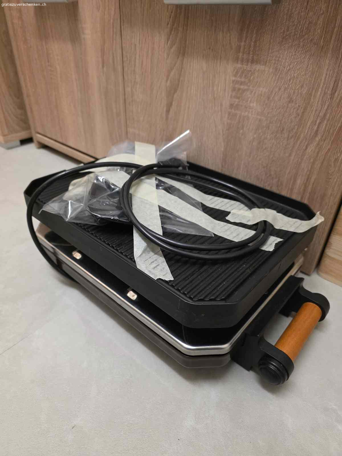 Raclette Maschine. Zum verschenken ist eine Raclette Maschine 

Funktioniert gut 

GRATIS