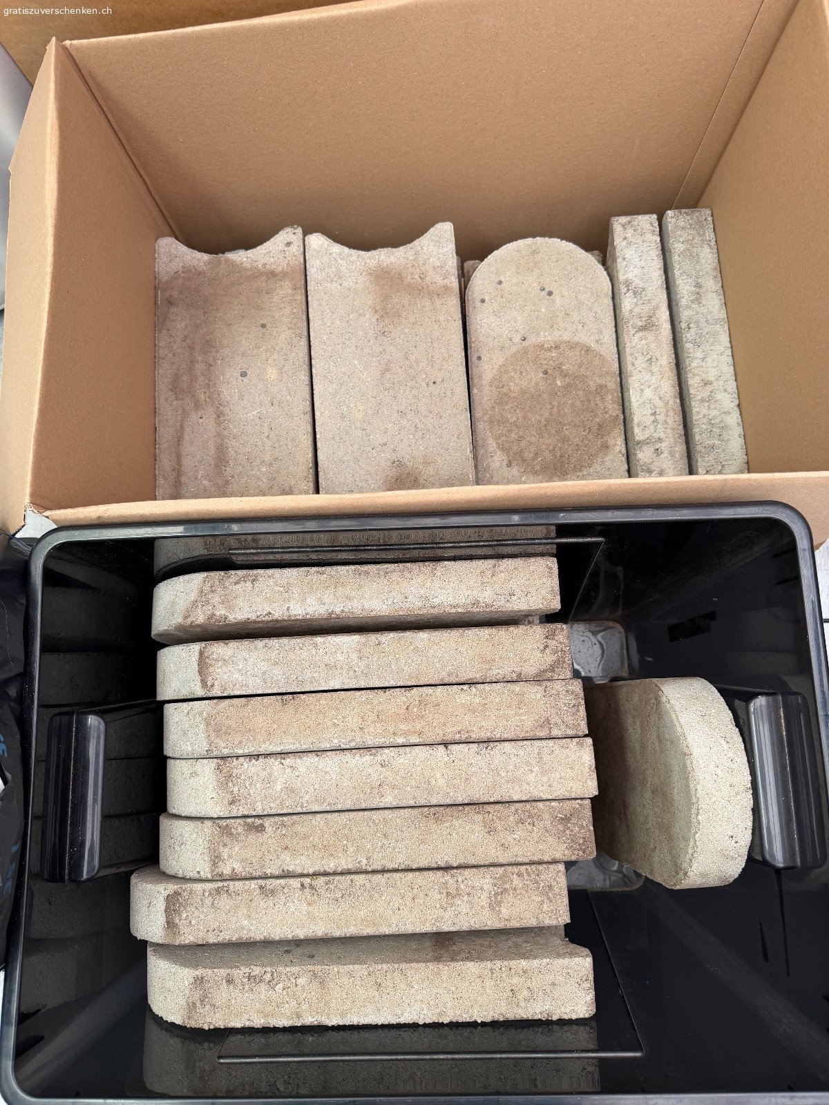 Rasenkantensteine. Gratis abzugeben 46 Stück Rasenkantensteine 33x16x4cm

Vor einem Jahr gekauft bei Hornbach. Sind alle noch intakt. Abzuholen auf dem Campingplatz 8489 Wildberg. Zufahrt mit Fahrzeug möglich