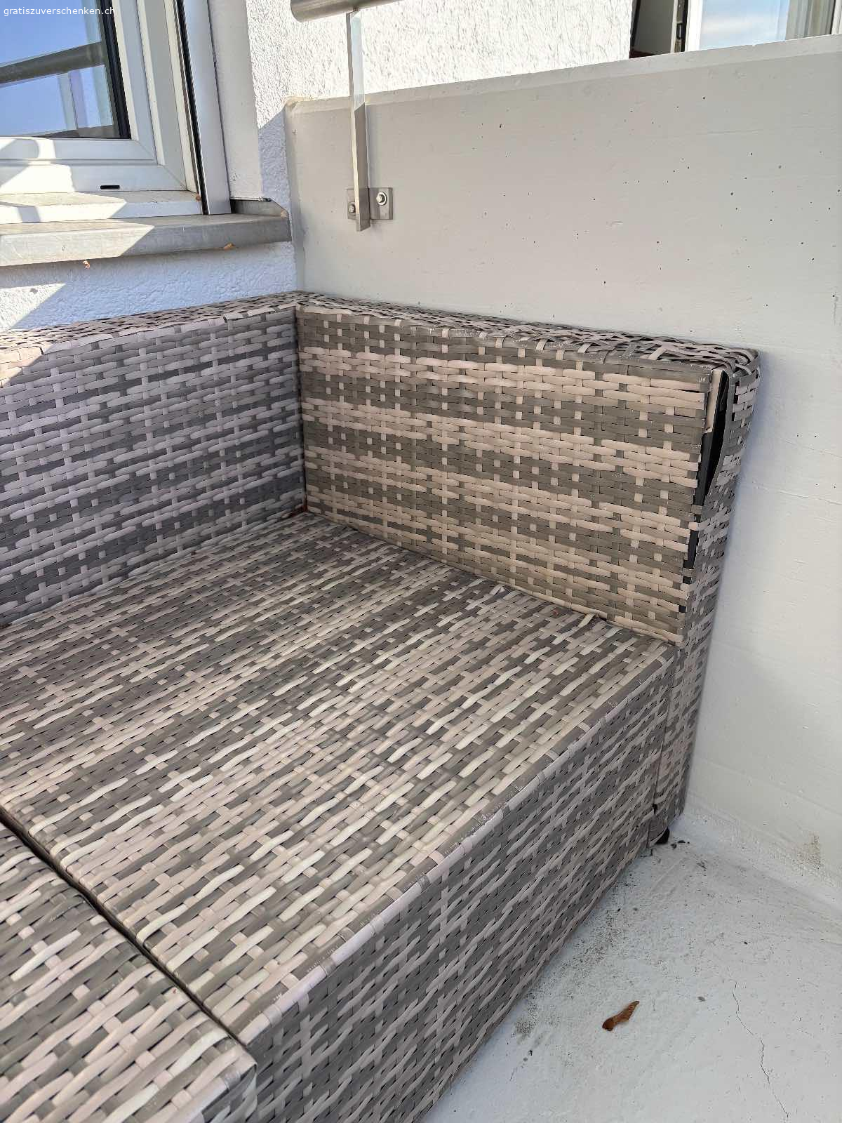 Rattan Lounge3er & Sessel  grau. Rattan Lounge 3er & Sessel in grau zu verschenken. Die Lounge hat ein paar Stellen, an denen sich das Material gelöst hat, ist aber sonst in einem guten Zustand.
Kissen sind vorhanden, sind aber auf Grund Lagerung auf dem Balkon teilweise dreckig und müssten gewaschen werden. (Kissen können wir auch wegschmeissen) 
Nur Abholung in 8049 kein Versand.