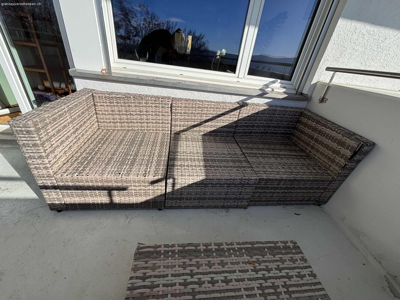 Rattan Lounge3er & Sessel  grau. Rattan Lounge 3er & Sessel in grau zu verschenken. Die Lounge hat ein paar Stellen, an denen sich das Material gelöst hat, ist aber sonst in einem guten Zustand.
Kissen sind vorhanden, sind aber auf Grund Lagerung auf dem Balkon teilweise dreckig und müssten gewaschen werden. (Kissen können wir auch wegschmeissen) 
Nur Abholung in 8049 kein Versand.