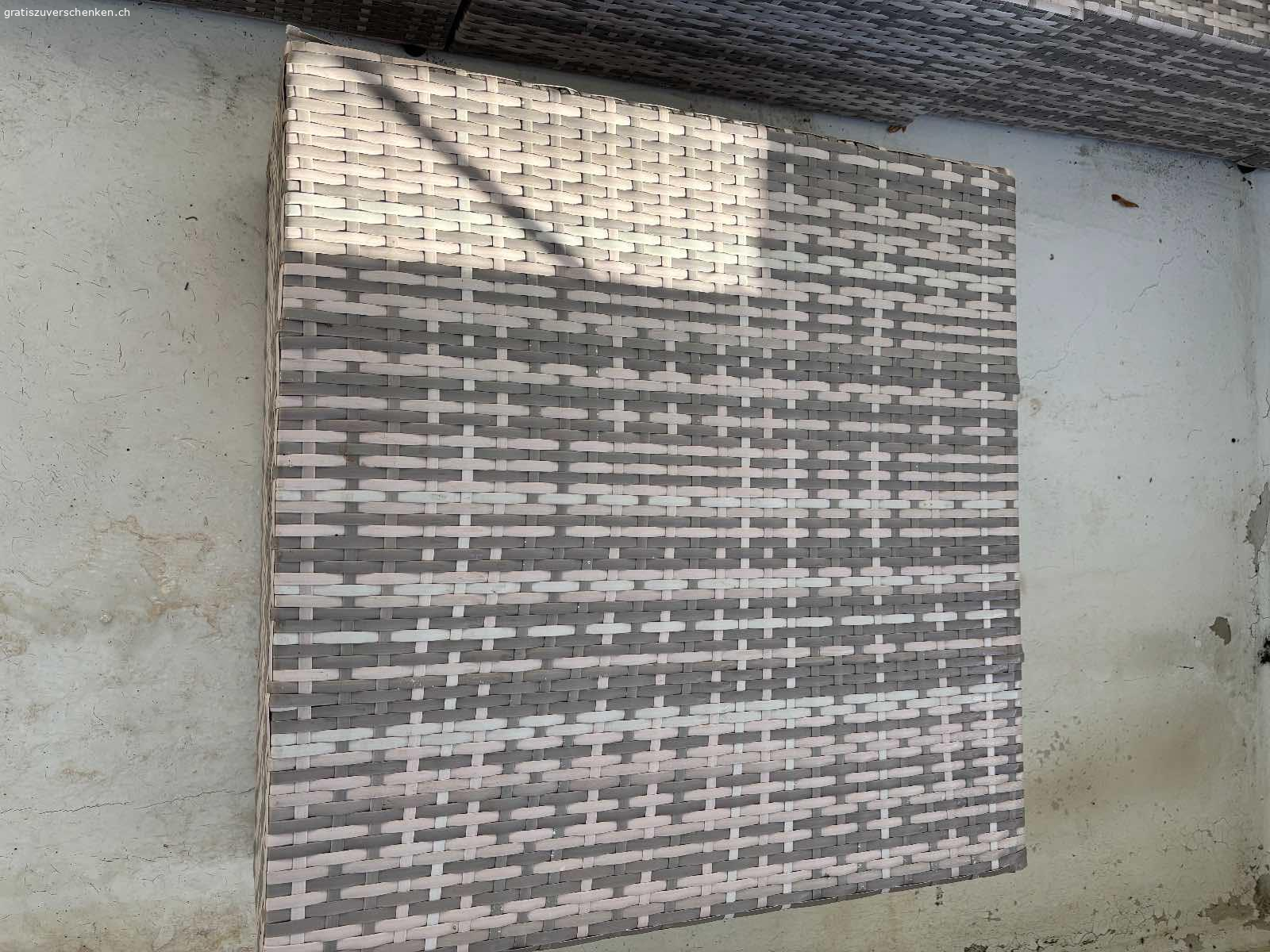 Rattan Lounge3er & Sessel  grau. Rattan Lounge 3er & Sessel in grau zu verschenken. Die Lounge hat ein paar Stellen, an denen sich das Material gelöst hat, ist aber sonst in einem guten Zustand.
Kissen sind vorhanden, sind aber auf Grund Lagerung auf dem Balkon teilweise dreckig und müssten gewaschen werden. (Kissen können wir auch wegschmeissen) 
Nur Abholung in 8049 kein Versand.